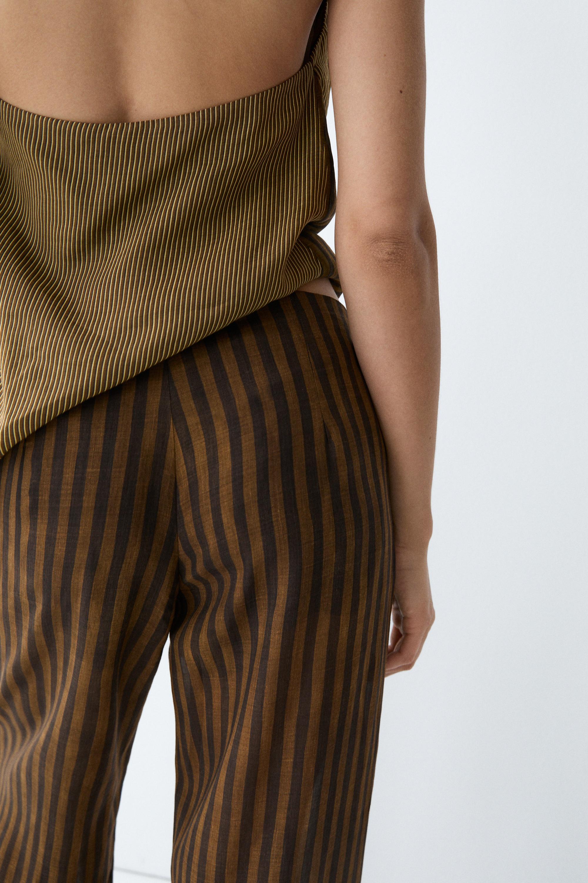 Flowing striped pants with button hem total look